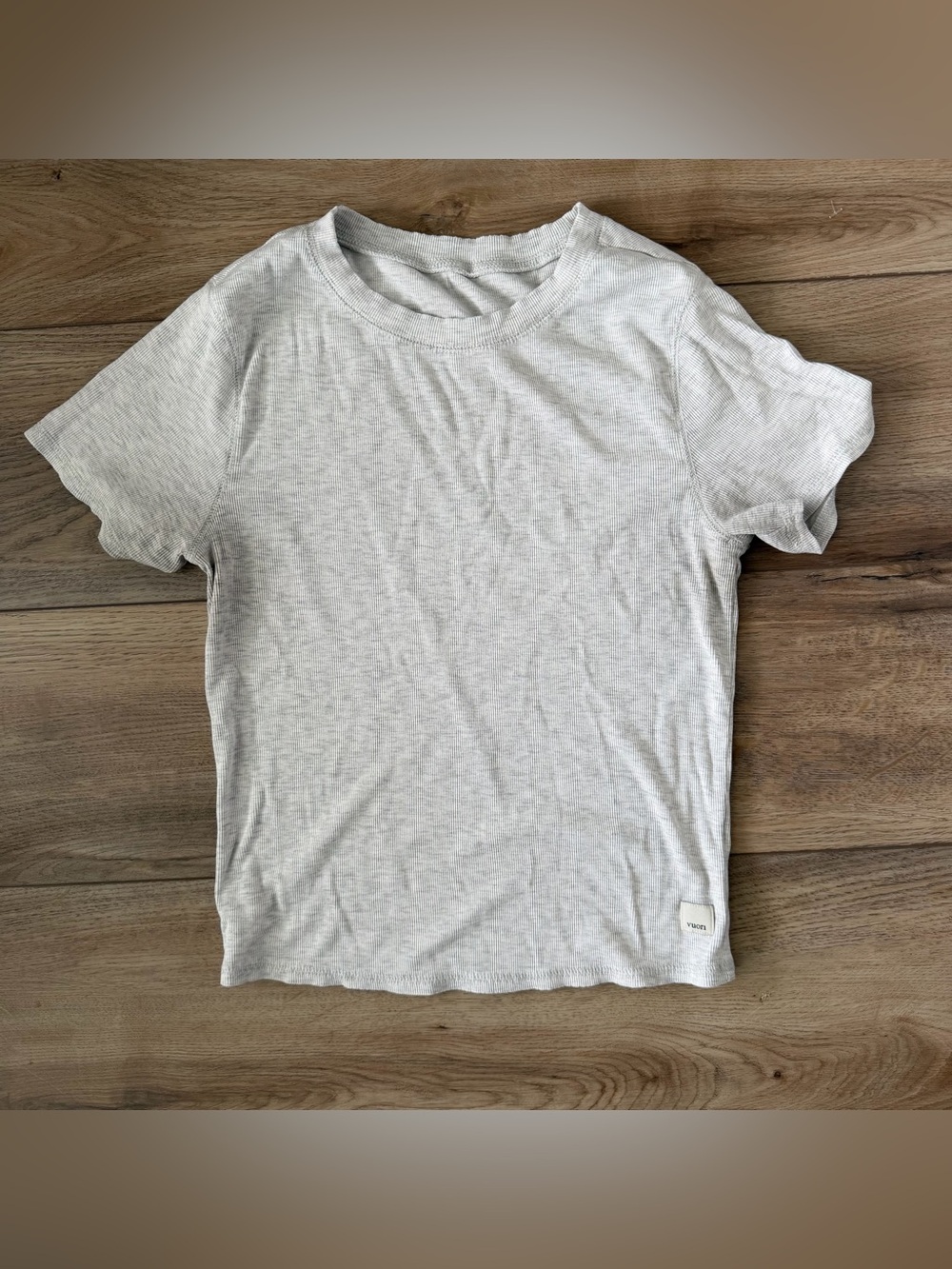 Vuori Pose Fitted Tee Small White Heather Ribbed Cropped Athleisure Top